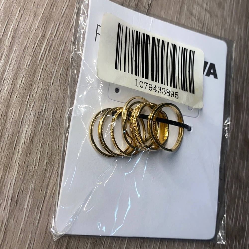 FASHIONNOVA-Gold ring set - Picture 2 of 3